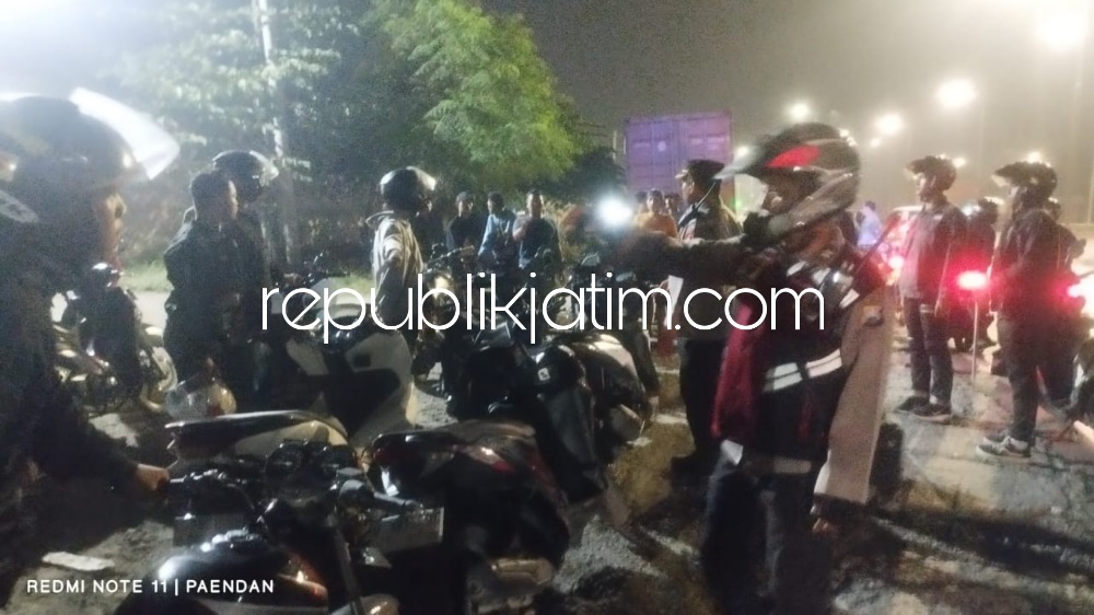 AMANKAN - Para petugas dan personel gabungan melakukan penertiban aksi balap liar di kawasan JL Raya Bypass Krian - Balongbendo, Sidoarjo, Sabtu (04/11/2023) dini hari. 
