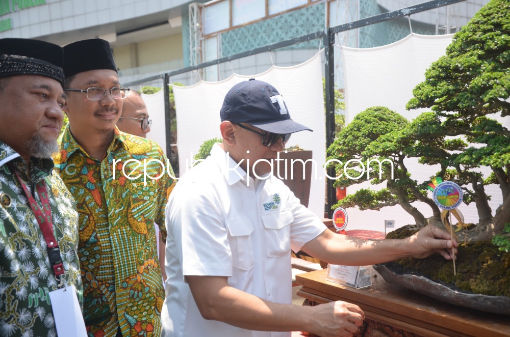 PAMERAN - Menteri Koperasi dan UKM Teten Masduki beserta Bupati Sidoarjo Ahmad Muhdlor Ali membuka Munas Perkumpulan Penggemar Bonsai Indonesia (PPBI) ke X dan Pameran Nasional (Pamnas) di MPP Sidoarjo, Sabtu (04/11/2023). 