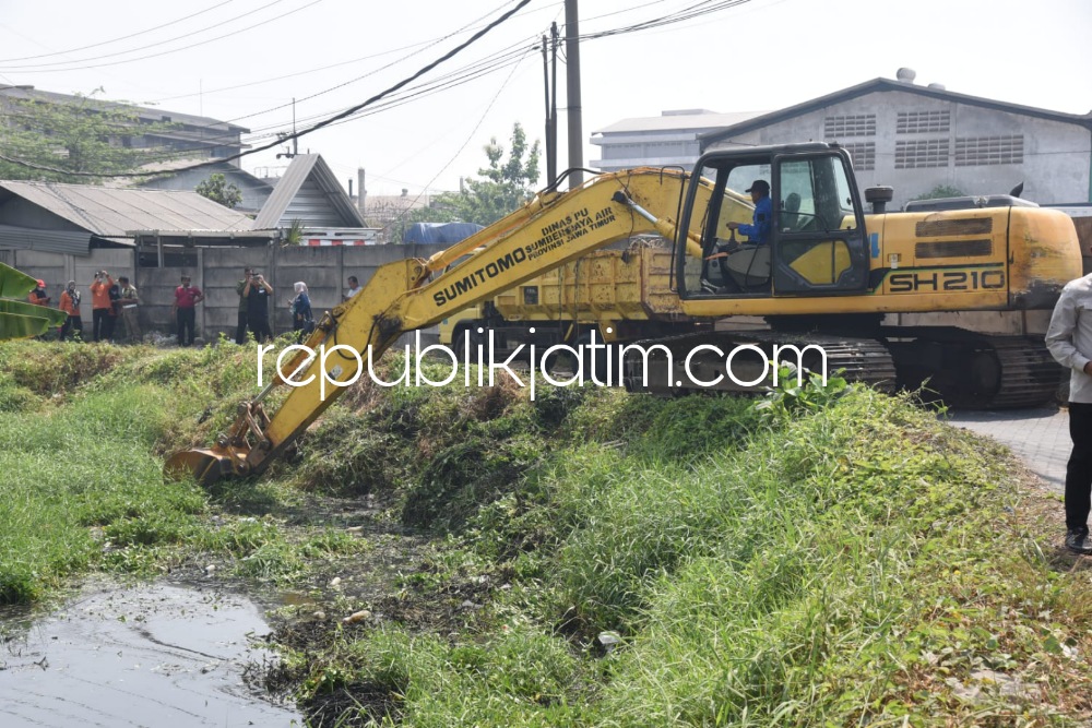 NORMALISASI - Sejumlah petugas Dinas PUBM dan SDA Pemkab Sidoarjo mengerjakan normalisasi Sungai Desa Gemurung, Kecamatan Gedangan, Sidoarjo yang kondisinya mengalami pendangkalan, Minggu (05/11/2023).