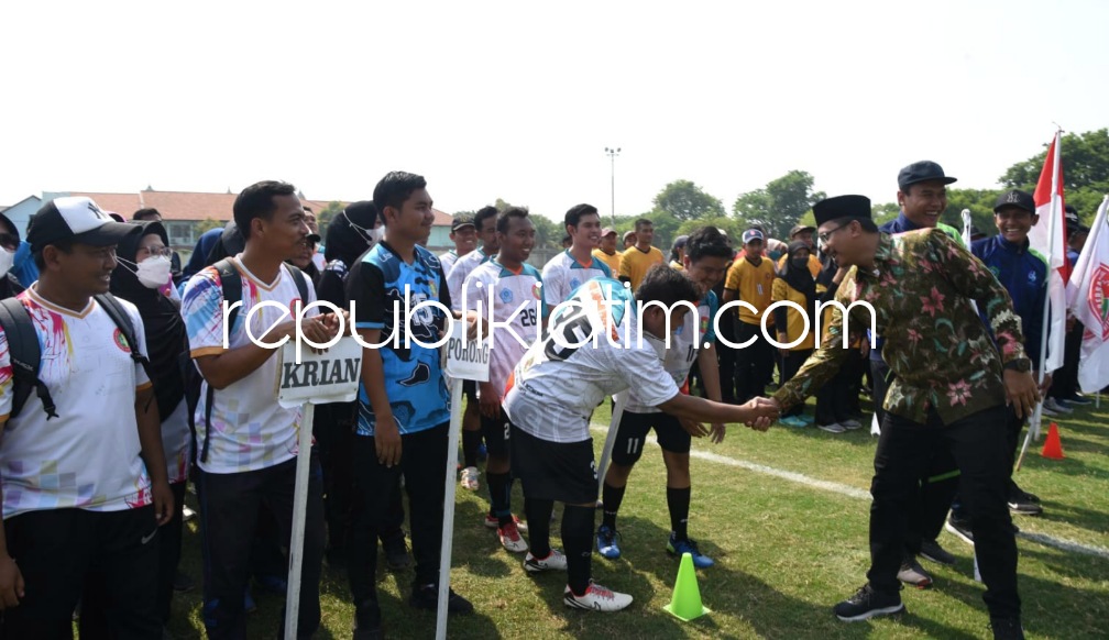 BUKA - Bupati Sidoarjo Ahmad Muhdlor Ali membuka Pekan Olahraga Guru (Porgu) PGRI Kabupaten Sidoarjo di Stadion Jenggolo, Sidoarjo, Senin (06/11/2023).