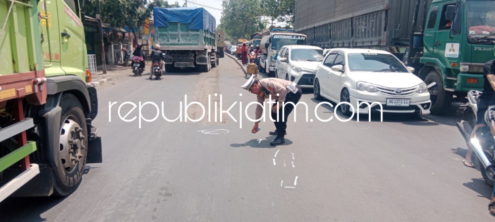 TKP - Sejumlah petugas Unit Gakkum, Satuan Lantas, Polresta Sidoarjo melaksanakan olah TKP kecelakaan motor dan truk di perempatan Rumah Potong Hewan (RPH) Krian, Kecamatan Krian, Sidoarjo, Senin (06/11/2023).