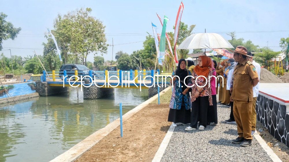 SIDAK - Ketua TP PKK Kabupaten Sidoarjo sekaligus pencetus Sido Resik, Ny Sa'adah Ahmad Muhdlor melakukan Inspeksi Mendadak (Sidak) di tiga desa yang masuk 10 nominasi peserta Sido Resik (Sidoarjo Revitalisasi Kali), Senin (06/11/2023).