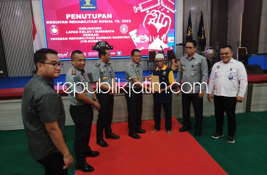 TUTUP - Kakanwil Kemenkumham Jatim, Heni Yuwono saat menutup Program Rehabilitasi Sosial Bagi Warga Binaan Pemasyarakatan Tahun 2023 di Aula Lapas I Surabaya di Desa Kebonagung, Kecamatan Porong, Sidoarjo, Selasa (07/11/2023).