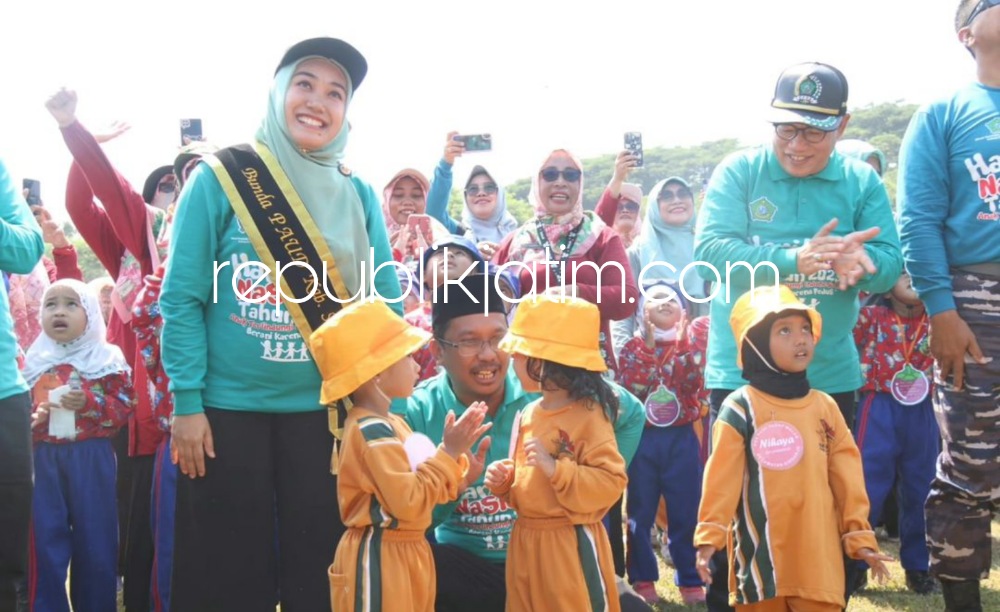 SENAM - Bupati Sidoarjo Ahmad Muhdlor Ali dan istri Ny Sa'adah Ahmad Muhdlor serta Ketua DPRD Sidoarjo senam bersama anak-anak TK di Gedangan, Sidoarjo beberapa waktu lalu.
