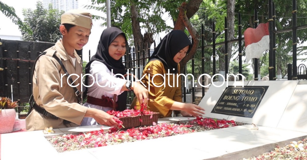 TABUR - Sejumlah siswa dan siswi kelas X SMA Al Muslim Sidoarjo menggelar aksi doa dan tabur bunga di Makam Bung Tomo salah satu tokoh pahlawan yang sangat khas berjuang pada 10 November 1945 di TMP Surabaya, Selasa (07/11/2023).