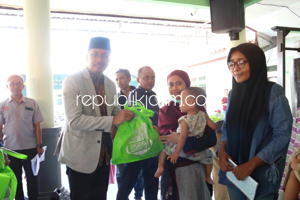 BAGIKAN - Bupati Sidoarjo Ahmad Muhdlor Ali saat membagikan daging ayam dan telur kepada Keluarga Rawan Stunting (KRS) Desa Klurak, Kecamatan Candi, Sidoarjo, Senin (30/10/2023) pekan kemarin.