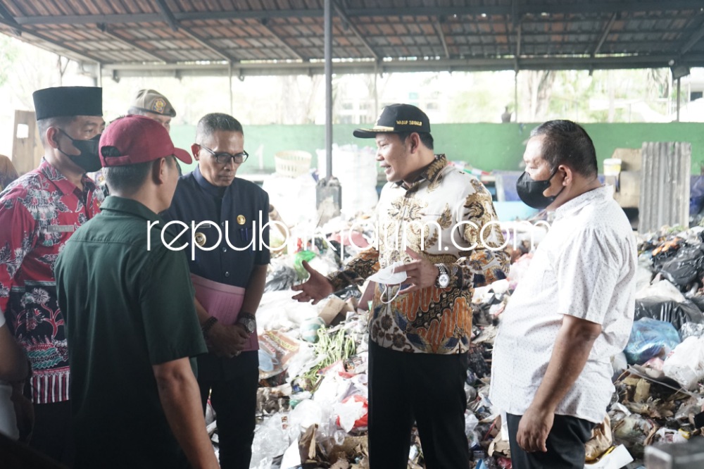 SIDAK - Wabup Sidoarjo, Subandi menggelar sidak Tempat Pembuangan Sampah Terpadu (TPST) Mekar Sari, Desa Kureksari, Kecamatan Waru, Sidoarjo, karena tidak dikelolah secara optimal, Kamis (09/11/2023).