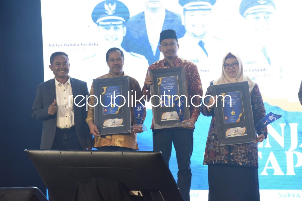 PENGHARGAAN - Bupati Sidoarjo Ahmad Muhdlor Ali menerima penghargaan Surya Award Kategori Daerah dengan Tingkat Pemulihan Ekonomi dan Pertumbuhan Ekonomi Terbaik saat HUT Harian Surya ke 34 Tahun di Dyandra Convention Center Surabaya, Kamis (09/11/2023).