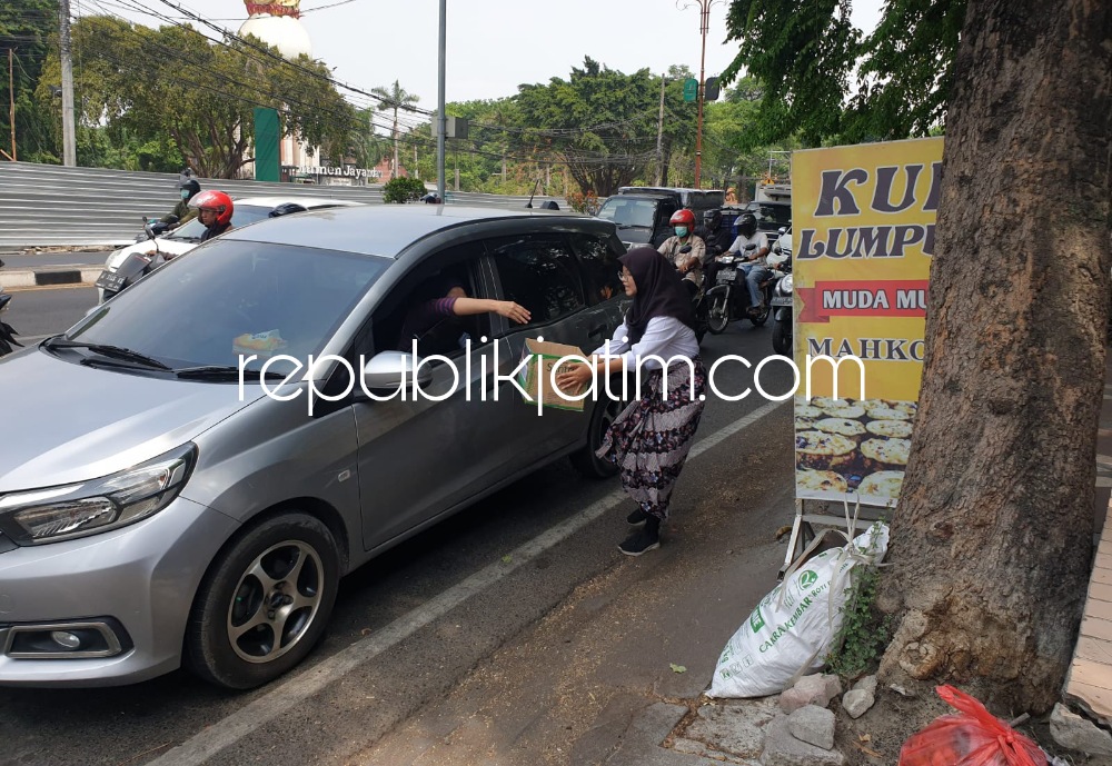 GALANG BANTUAN - Sejumlah siswa dan siswi SMK Plus NU Sidoarjo menggelar aksi penggalangan dana untuk Palestina di traffic light Alun-Alun Sidoarjo, Jumat (10/11/2023).