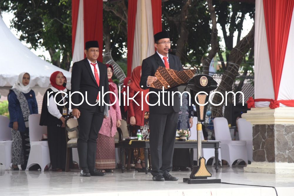 UPACARA - Bupati Sidoarjo Ahmad Muhdlor Ali memimpin upacara Pahlawan 10 November Tahun 2023 di Alun-Alun dan doa bersama di TMP Sidoarjo, Jumat (10/11/2023).