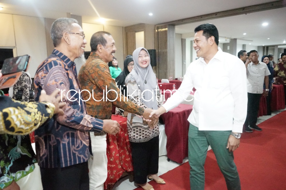 BINTEK - Wabup Sidoarjo, Subandi membuka acara Bimbingan Teknis (Bintek) Peningkatan Kapasitas Desa yang digelar Pemerintah Desa (Pemdes) se Kecamatan Sedati, Sidoarjo di Hotel Batusuki, Batu, Jumat (10/11/2023) malam.