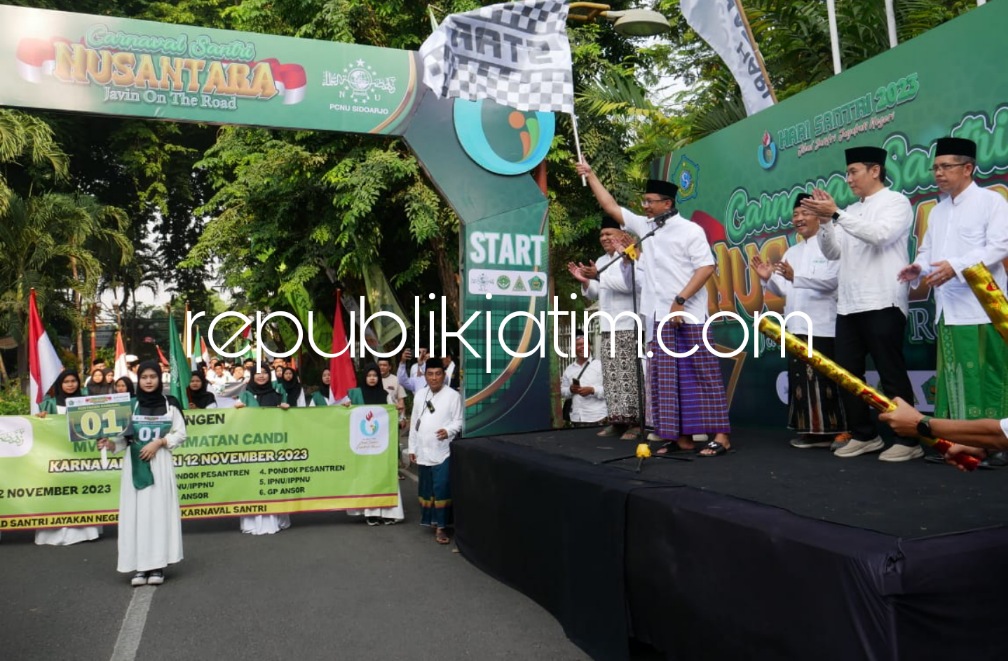 JALAN BARENG - Bupati Sidoarjo Ahmad Muhdlor Ali dan Ketua PCNU Sidoarjo KH M Zainal Abidin ikut Mlaku Bareng dalam acara Carnaval Santri Nusantara di Alun - Alun Sidoarjo, Minggu (12/11/2023).