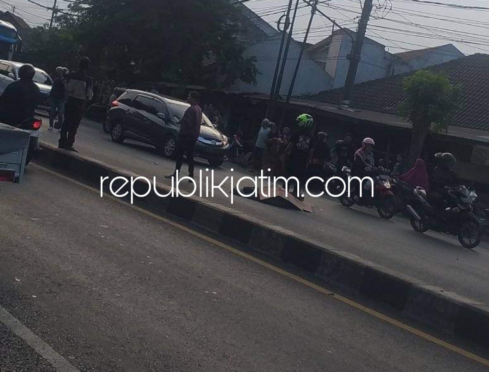 EVAKUASI - Sejumlah petugas mengevakuasi korban dan melaksanakan olah TKP kecelakaan yang melibatkan motor Honda Scoopy warna merah di JL Raya Surabaya - Mojokerto tepatnya di Desa Sidorejo, Kecamatan Krian, Sidoarjo, Minggu (12/11/2023). 
