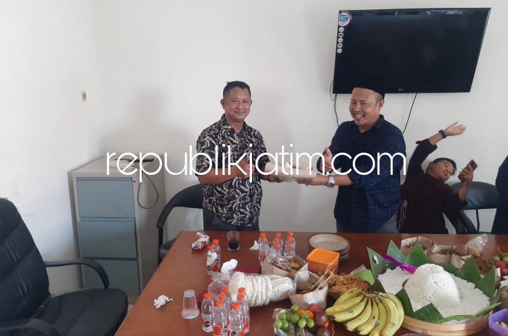 TUMPENGAN - Ketua PWI Sidoarjo, Mustain menerima potongan tumpeng saat HUT republikjatim.com ke enam di kantor republikjatim.com di Ruko Graha Anggrek Mas 26 A, Desa Pagerwojo. Kecamatan Buduran, Sidoarjo, Senin (13/11/2023).