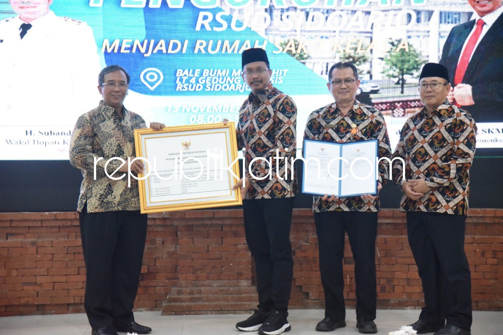 BERUBAH - Bupati Sidoarjo Ahmad Muhdlor Ali menerima perizinan perubahan status RSUD Sidoarjo dari kelas B menjadi Kelas A dari Dirjen Yankes Kemenkes RI dr Azhar Jaya SH, SKM, MARS di Bale Bumi Mojopahit Gedung Dialisis RSUD Sidoarjo, Senin (13/11/2023).