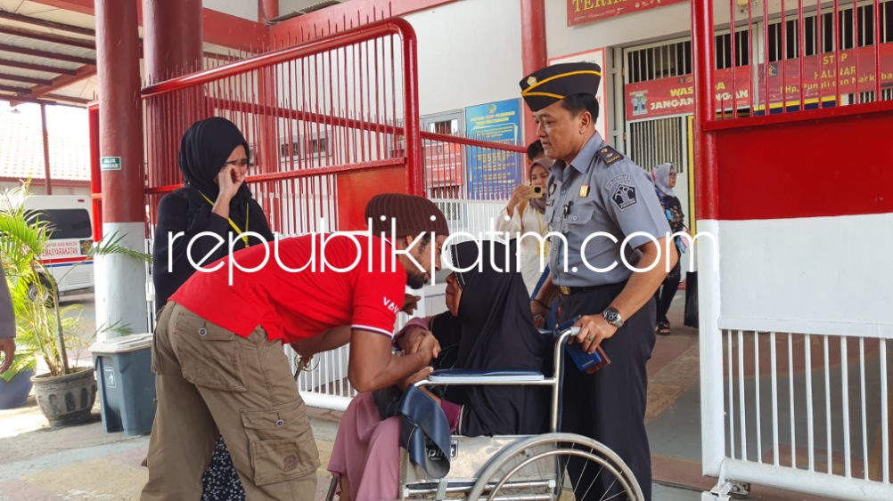 BERTEMU - Lapas Kelas I Surabaya bekerja sama dengan Badan Penanggulangan Terorisme (BNPT) mempertemukan napiter Ismail Fahmi Yamsehu asal Kabupaten Ambon dengan keluarganya setelah berpisah 18 tahun sejak tahun 2005, Selasa (14/11/2023).