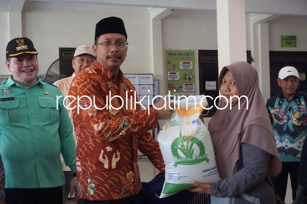 BAGIKAN - Bupati Sidoarjo Ahmad Muhdlor Ali menyalurkan bantuan pangan beras Bulog tahap 2. Penyaluran itu dilakukan di 3 desa yakni Desa Rangkah Kidul, Gebang dan Desa Sekardangan, Kecamatan Sidoarjo, Selasa (14/11/2023).