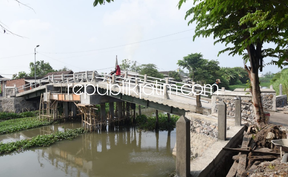 HAMPIR RAMPUNG - Proyek pembangunan jembatan penghubung Desa Klurak dan Desa Balongdowo, Kecamatan Candi, Sidoarjo dikebut kini pekerjaan mencapai 93,56 persen, Rabu (15/11/2023). 