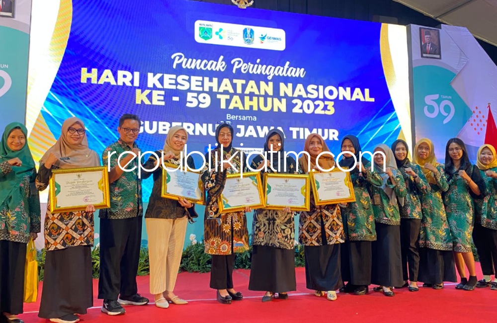 TERIMA - Kepala Dinkes Pemkab Sidoarjo, Dr Fenny Apridawati menerima penghargaan juara I Pelayanan Kesehatan Tradisional se Jatim bersamaan Peringatan Hari Kesehatan Tradisional (HKN) ke 59 Tahun 2023 di Kota Batu, Kamis (16/11/2023) malam.