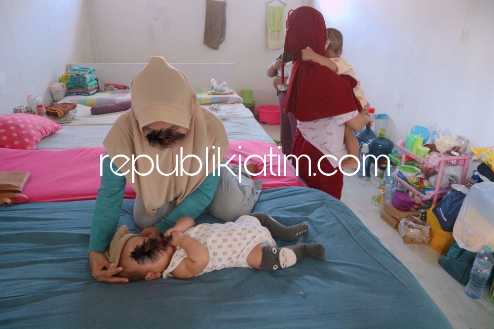 RAWAT - Sebanyak 3 narapidana di Rutan Perempuan Surabaya menempati ruang khusus bersama ketiga bayinya yang dirawat di Rutan Perempuan yang terletak di Desa Kebonagung, Kecamatan Porong, Sidoarjo, Minggu (19/11/2023).