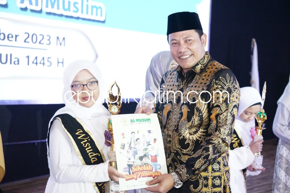 WISUDA - Wakil Bupati (Wabup) Sidoarjo, Subandi menghadiri Wisuda Tilawahti XXXI Yayasan Al Muslim, Jawa Timur di Auditorium Politeknik Pelayaran Surabaya, Sabtu (18/11/2023). 