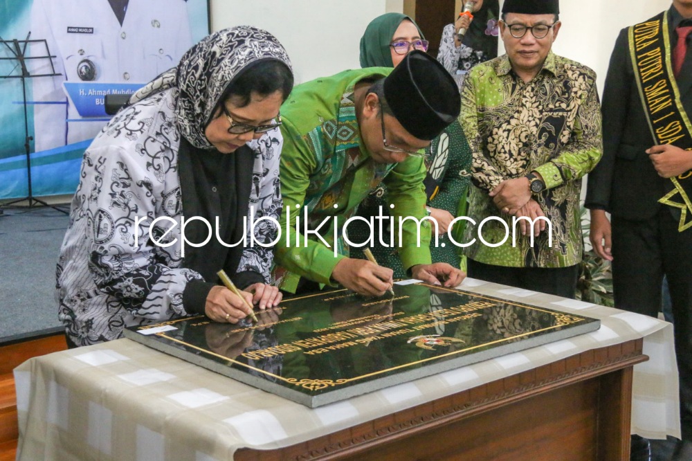 RESMIKAN - Bupati Sidoarjo Ahmad Muhdlor Ali dan Ketua Pengurus Besar (PB) PGRI, Unifah Rosyidi meresmikan Gedung Pendopo Delta Graha Dwija PGRI di Kantor PGRI Kabupaten Sidoarjo, Minggu (19/11/2023). 