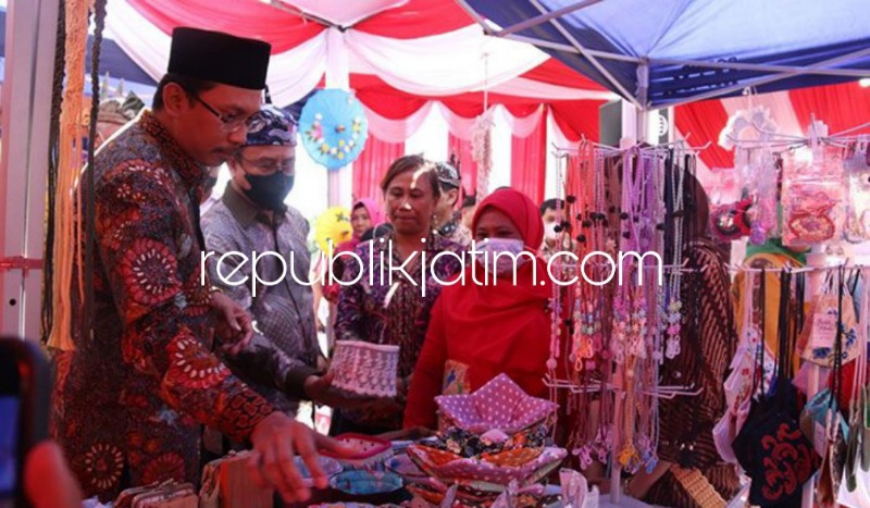UMKM - Bupati Sidoarjo, Ahmad Muhdlor Ali mengecek berbagai produk UMKM Sidoarjo saat pameran di Alun - Alun Sidoarjo beberapa waktu lalu.