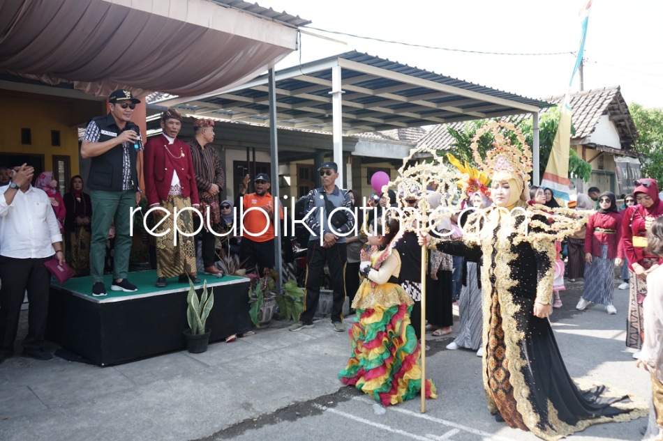 RUWAH DESA - Wabup Sidoarjo Subandi memberangkatkan pawai budaya sebagai acara ruwah Desa Balongtani, Kecamatan Jabon, Sidoarjo, Minggu (19/11/2023).