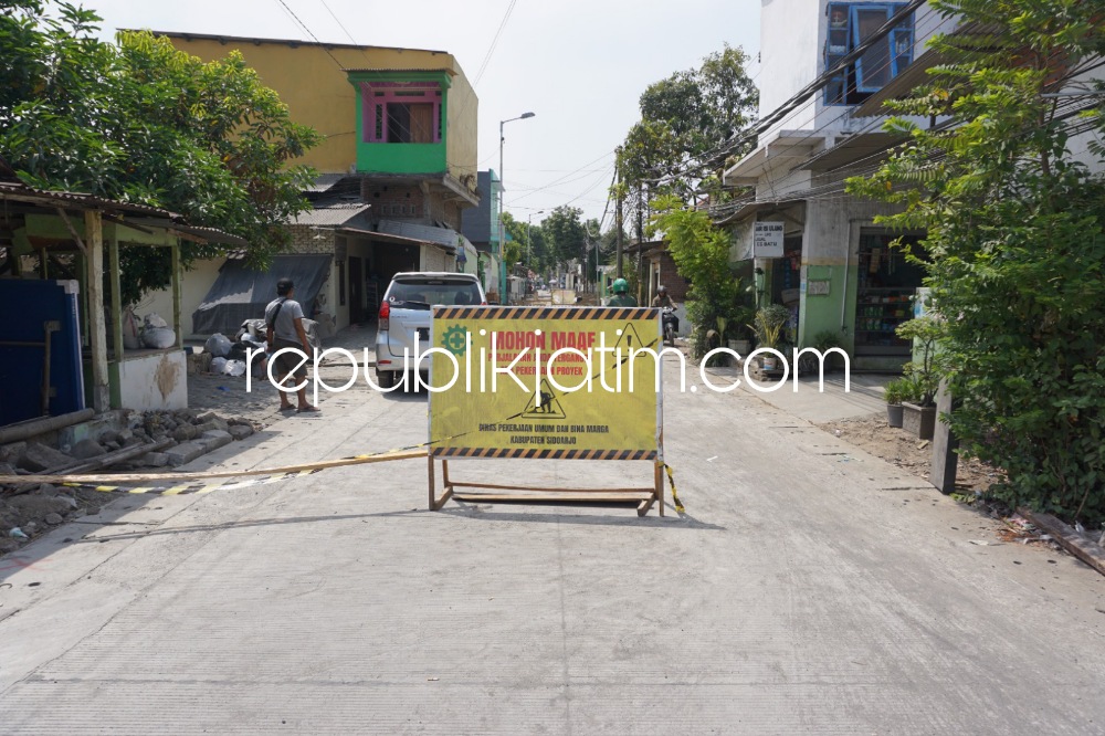 BETONISASI - Bupati Sidoarjo, Ahmad Muhdlor Ali terus mempercepat beberapa proyek betonisasi Tropodo 1, Kecamatan Waru, Sidoarjo yang saat ini pekerjaannya rampung 95 persen dari targetnya, Senin (20/11/2023).