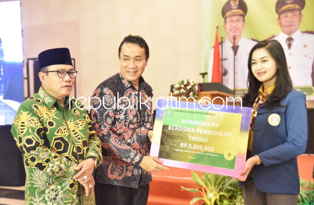 BEASISWA - Pj Sekda Sidoarjo Andjar Surjadianto menyerahkan beasiswa kepada salah satu penerima program beasiswa Pemkab Sidoarjo di Sun City Hotel Sidoarjo bulan Oktober 2023 kemarin.