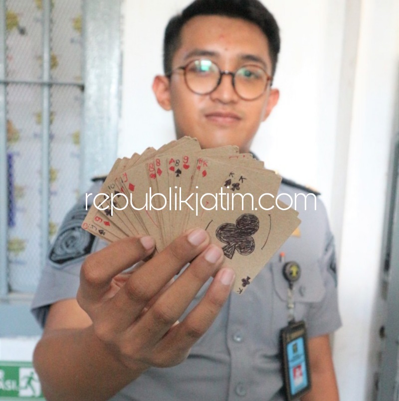 KARTU REMI - Pengamanan ketat yang dilakukan Rutan Perempuan Surabaya yang terletak di Desa Kebonagung, Kecamatan Porong, Sidoarjo membuat warga binaan membuat kartu remi untuk mengusir kejenuhan, Rabu (22/11/2023).