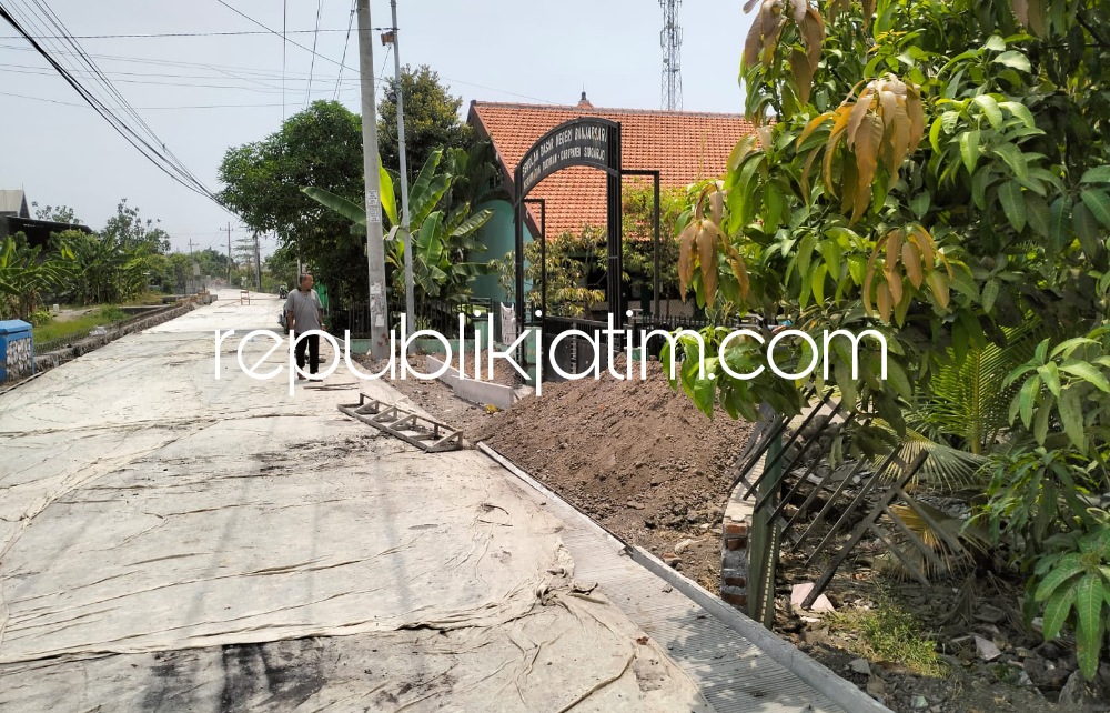 BETON - Proyek betonisasi ruas jalan Desa Banjarsari - Damarsih, Kecamatan Buduran, Sidoarjo saat ini pengerjaannya mencapai 95 persen dan tinggal finishing pekerjaan jalan sepanjang 1.838 meter dan lebar 5 meter itu, Rabu (22/11/2023). 