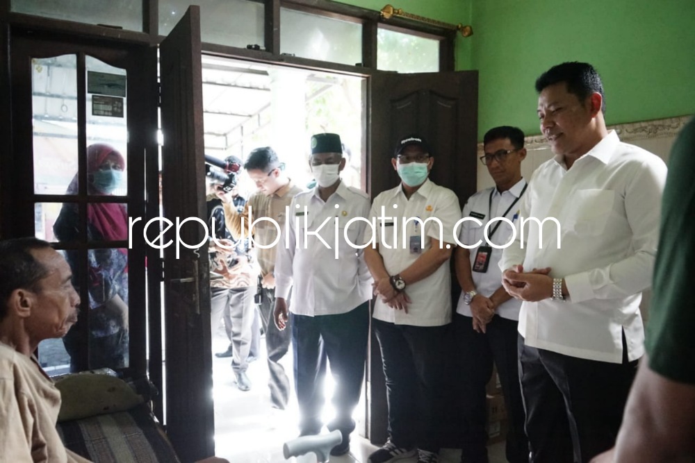 JENGUK - Nuratim (60) warga Dusun Alastipis, Desa Pabean, Kecamatan Sedati, Sidoarjo yang kondisinya mengalami sakit diabetes dan TBC dikunjungi Wakil Bupati (Wabup) Sidoarjo, Subandi di rumahnya, Rabu (22/11/2023). 
