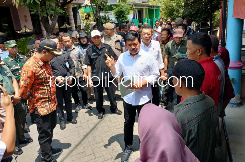 SERAHKAN - Menteri ATR/BPN, Hadi Tjahjanto bersama Bupati Sidoarjo, Ahmad Muhdlor Ali menyerahkan sertifikat korban lumpur di Perumahan Renojoyo, Desa Kedungsolo, Kecamatan Porong, Sidoarjo sepakat memberantas mafia tanah, Kamis, (23/11/2023).