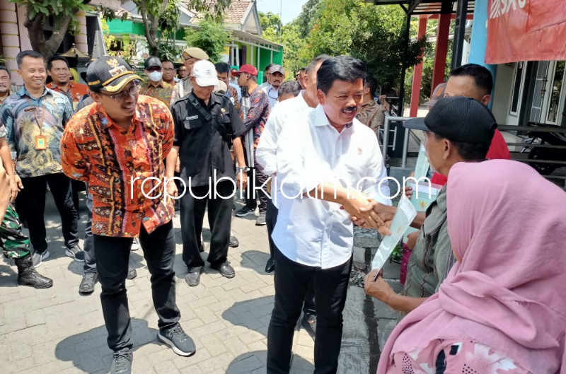 SERAHKAN - Menteri Agraria dan Tata Ruang/Kepala Badan Pertanahan Nasional (ATR/BPN) Hadi Tjahjanto bersama Bupati Sidoarjo Ahmad Muhdlor Ali menyerahkan sertifikat korban lumpur di Perum Renojoyo Kedungsolo, Kecamatan Porong, Sidoarjo, Kamis (23/112023).