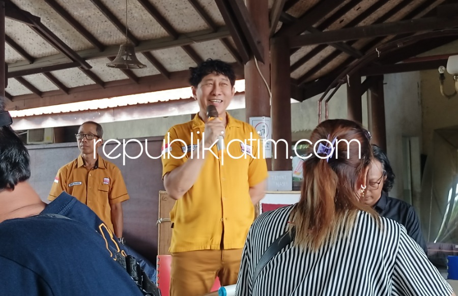 PAPARAN - Caleg DPRD Provinsi Jatim Partai Hanura, Hendriyanto Udjari SH alias Moses Henry menyampaikan paparan soal keinginan, cita-cita serta visi dan misinya menjadi anggota DPRD Provinsi Jatim dari Dapil Sidoarjo, Jumat (24/11/2023).