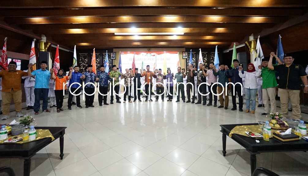 DEKLARASI DAMAI - Bupati Sidoarjo Ahmad Muhdlor Ali memimpin acara Deklarasi Pemilu Damai di Pendopo Delta Wibawa menjelang Pemilu 14 Pebruari 2024 mendatang, Kamis (23/11/2023) malam.