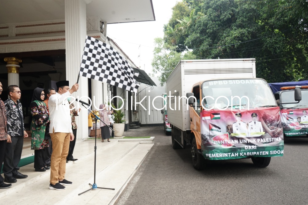BERANGKATKAN - Bantuan kemanusiaan berupa 5.175 barang dari ASN Pemkab Sidoarjo untuk korban di perbatasan Jalur Gaza Palestina diberangkatkan Wabup) Sidoarjo, Subandi dari Pendopo Delta Wibawa, Jumat (24/11/2023). 