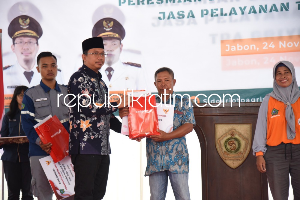 BANTUAN - Bupati Sidoarjo, Ahmad Muhdlor Ali menyalurkan bantuan senilai Rp 1 miliar untuk 3. 599 KK di sekitar Tempat Pembuangan Akhir (TPA) Griyo Mulyo, Kecamatan Jabon, Kabupaten Sidoarjo, Jumat (24/22/2023).