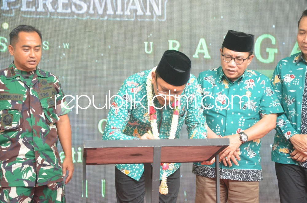RESMIKAN - Bupati Sidoarjo Ahmad Muhdlor Ali didampingi Kepala Dinkes Pemkab Sidoarjo Dr Fenny Apridati meresmikan Puskesmas Urangagung 2 yang ada di Kelurahan Urangagung, Kecamatan/Kabupaten Sidoarjo, Sabtu (25/11/2023).
