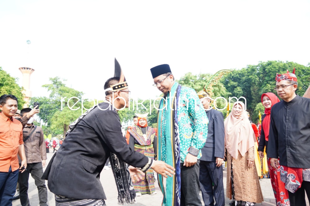 KARNAVAL - Alun-Alun Sidoarjo menjadi saksi acara megah Karnaval Guru Raudhatul Athfal (RA) menyambut Hari Guru Nasional ke 78 yang dibuka Bupati Sidoarjo, Ahmad Muhdlor Ali di Alun - Alun Sidoarjo, Sabtu (25/11/2023).