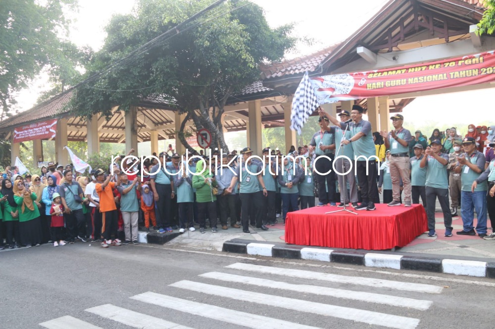 JALAN SEHAT - Sekitar 5.000 guru sekolah negeri dan swasta memeriahkan puncak peringatan Hari Guru Nasional (HGN) Tahun 2023 dan HUT ke 78 PGRI dengan jalan sehat yang diberangkatkan Bupati Sidoarjo, Ahmad Muhdlor Ali, Minggu (26/11/2023).