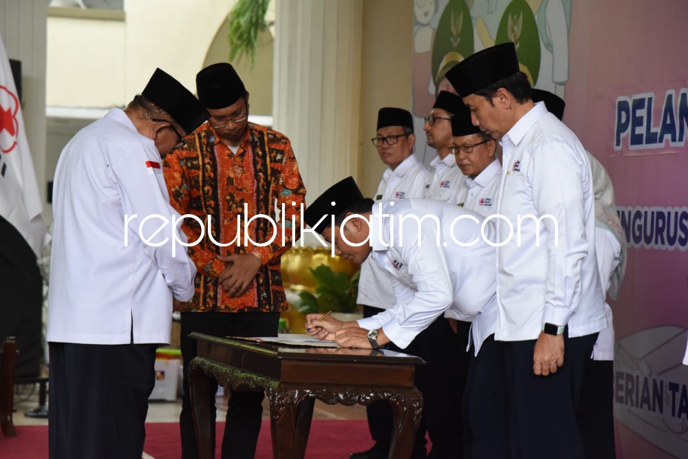 LANTIK - Ketua PMI Provinsi Jawa Timur, Imam Utomo melantik Dewan Kehormatan dan Pengurus PMI Kabupaten Sidoarjo masa bakti 2023 - 2028 di Pendopo Delta Wibawa, Senin (27/11/2023).