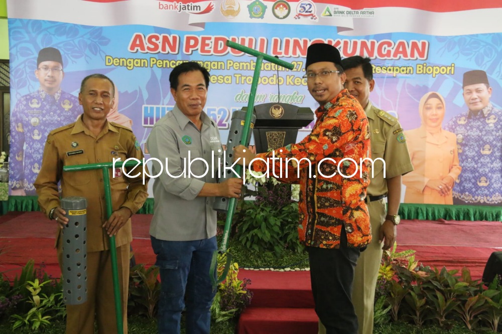 BIOPORI - Gerakan membuat lubang resapan (biopori) 1 ASN 2 lubang biopori dilakukan Bupati Sidoarjo, Ahmad Muhdlor Ali dan ASN Pemkab Sidoarjo sebagai antisipasi sekaligus meminimalisir banjir di Balai Desa Tropodo, Kecamatan Waru, Senin (28/11/2023).