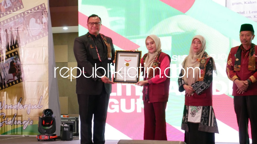 MURI - Ketua Tim Penggerak PKK Kabupaten Sidoarjo, Ny Sa'adah Ahmad Muhdlor menerima penghargaan Rekor MURI sebagai penggerek literasi digital unggahan video melalui YouTube terbanyak di MPP Sidoarjo, Selasa (28/11/2023).
