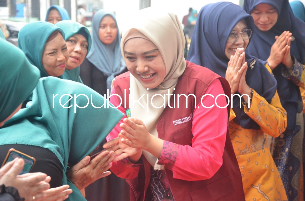 PENGAJIAN - Ketua Tim Penggerak Pemberdayaan dan Kesejahteraan Keluarga (TP PKK) Kabupaten Sidoarjo, Ny Sa'adah Ahmad Muhdlor mengajak masyarakat Sidoarjo ikut berperan dalam membangun keluarga sakinah, Selasa (28/11/2023).