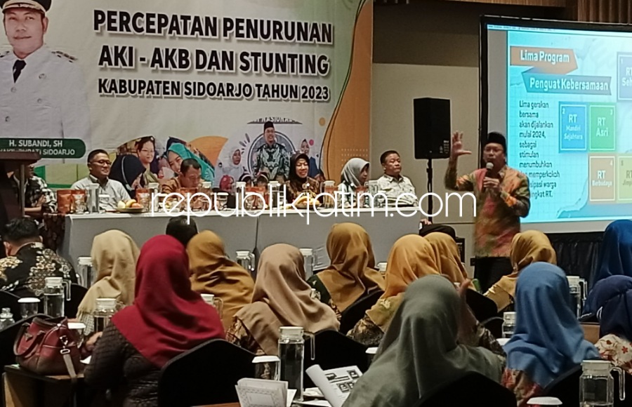 MOTIVASI - Bupati Sidoarjo Ahmad Muhdlor Ali memotivasi ratusan kader kesehatan di Sidoarjo untuk sama-sama menggerakkan RT untuk menurunkan Angka Kematian Ibu (AKI), Angka Kematian Bayi (ABI) dan stunting di Aston Hotel Sidoarjo, Selasa (28/11/2023).