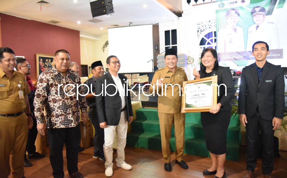 PENGHARGAAN - Wabup Subandi memberi penghargaan kepada wajib pajak restoran dan hotel yang taat membayar ke BPPD saat FGD Wajib Pajak Restoran dan Hotel serta pemberian penghargaan wajib pajak panutan di Restoran Heritage of Handayani, Senin (27/11/2023).
