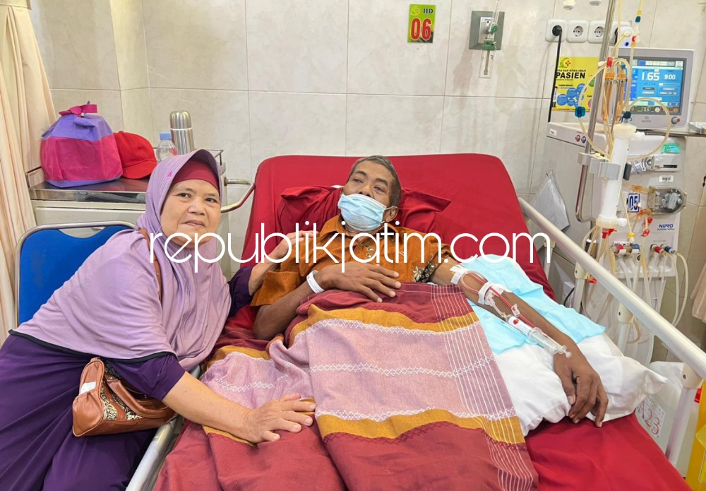 RAWAT - Siti Jamiah (66) setia menemani disamping suaminya, Sungali (65) yang sedang menjalani pengobatan hemodialisa (cuci darah) yang telah dijalani selama empat tahun terakhir di RS Anwar Medika Balongbendo, Sidoarjo, Kamis (30/11/2023).