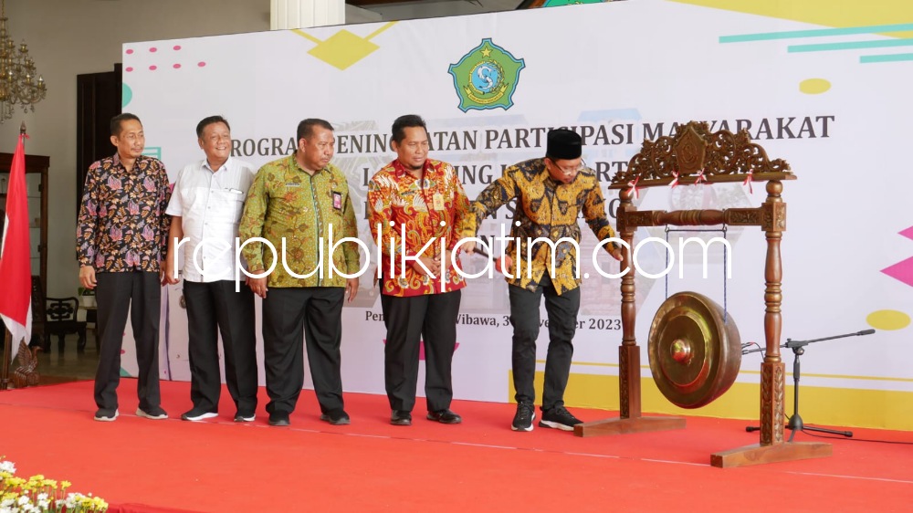 LAUNCHING - Bupati Sidoarjo, Ahmad Muhdlor Ali didampingi Kepala Dinas Pemberdayaan Masyarakat dan Desa (PMD) Pemkab Sidoarjo, Mulyawan melaunching Lomba Antar RT di Pendopo Delta Wibawa, Kamis (30/11/2023).